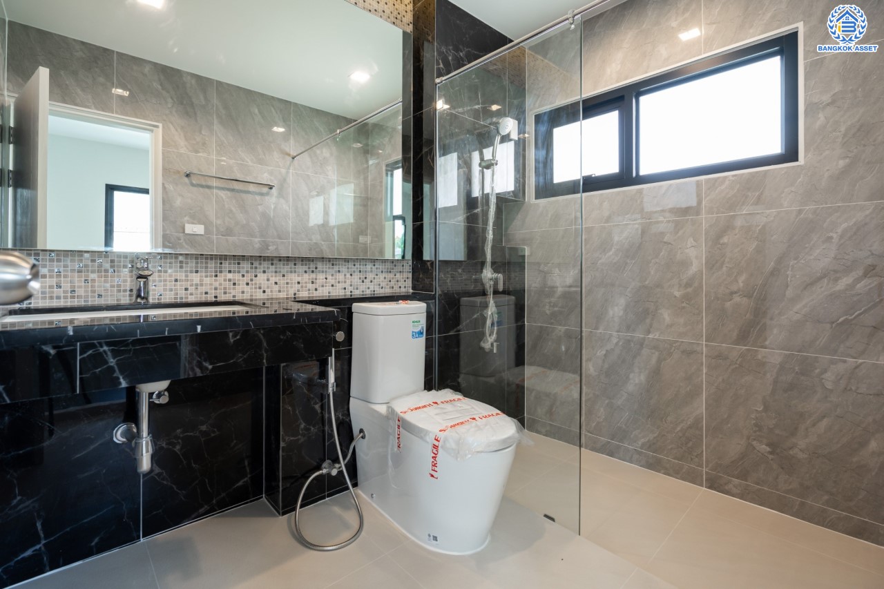 คฤหาสน์หลังใหญ่ตกแต่งใหม่ ม.บ้านสวนดอกไม้ ปิ่นเกล้า ดีไซน์สุด Luxury เนื้อที่ 154.5 ตร.ว. บนพื้นที่ใช้สอยถึง 435 ตร.ม. ฟังก์ชันจัดเต็ม 5 ห้องนอน 6 ห้องน้ำ 1 ห้องแม่บ้าน 2 ห้องอเนกประสงค์ (มีเรือนรับรองด้านข้าง พร้อมห้องน้ำในตัว) จอดรถได้ถึง 4 คัน บนทำเลเชื่อมต่อเมืองอย่างรวดเร็ว ใกล้ทางคู่ขนานลอยฟ้าบรมราชชนนี ทางด่วน "กาญจนาภิเษก" ม.มหิดล และเซ็นทรัลปิ่นเกล้า